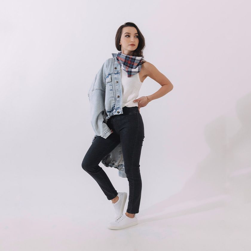 Straight jeans Nola svojím strihom sadnú takmer každej postave. Sú ušité tak, aby zvýraznili úzky pás, vytvarovali krásne pozadie a opticky predĺžili aj kratšie nohy. Vieme, že perfektne padnúce džínsy sú pilierom každého minimalistického šatníka.