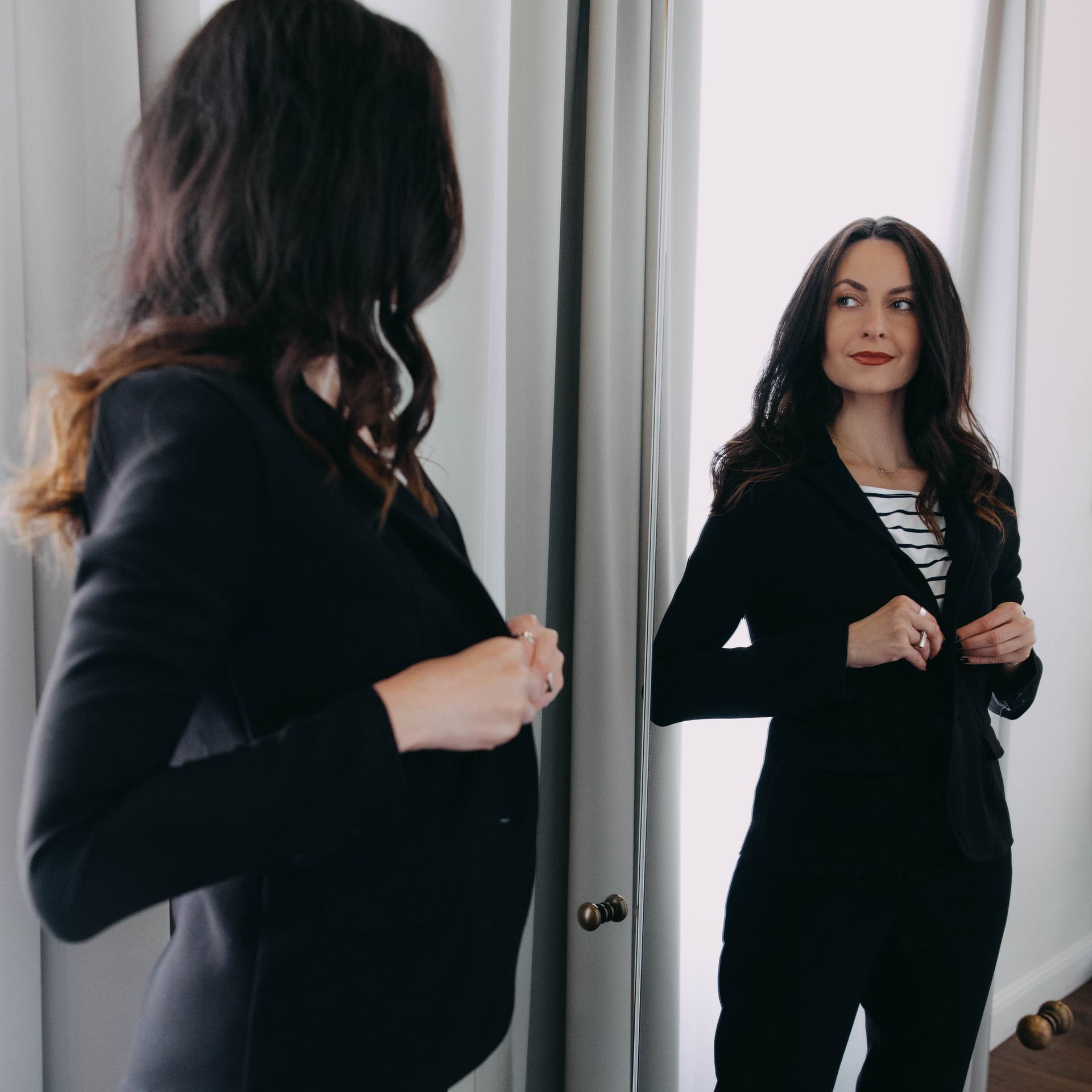 Jak nakombinovat kapsulový šatník? Nezapomeňte na černé kalhoty, bílou košili, příjemné pruhované tričko, jednoduchou sukni a sáčko. Inspirace od české značky Buga.