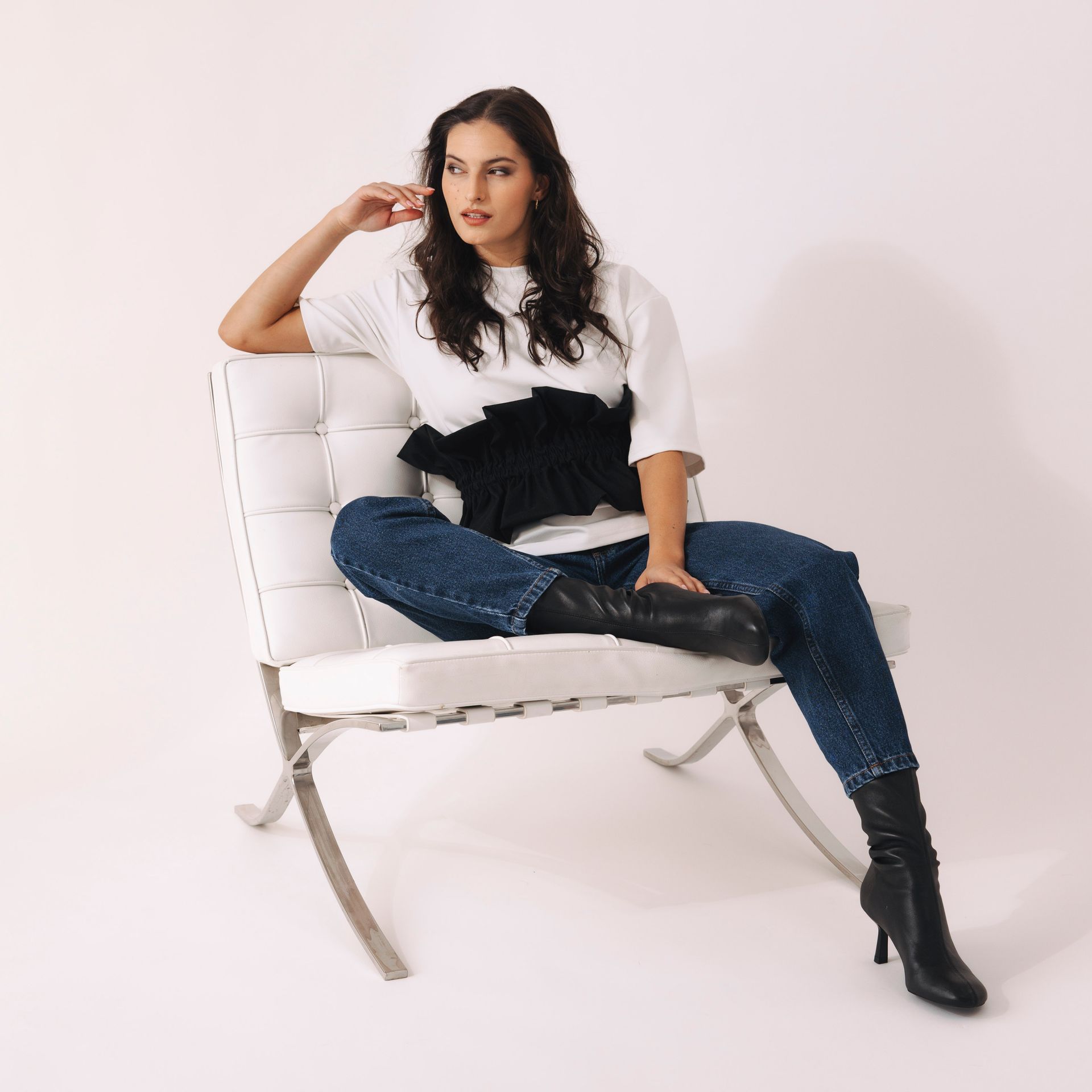 Tmavé mrkváče Luna s bílým basic tričkem a džínovým řaseným pásem, který pozdvihne outfit na novou úroveň. Z kolekce Blue Soul. Ušito v Česku.