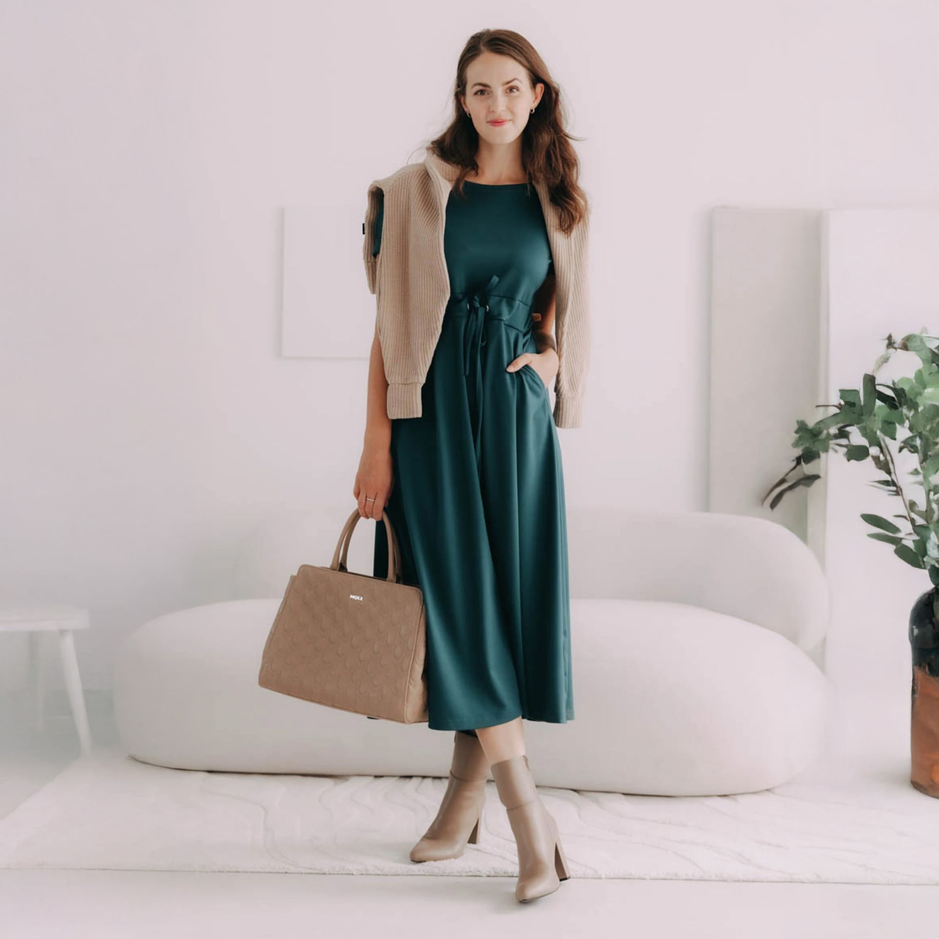 Zkombinujete zelené šaty Audrey a béžovým svetříkem, kabelkou a botami stejně jako naše Káťa, která jde s aktuálními trendy a miluje lokální výrobu.