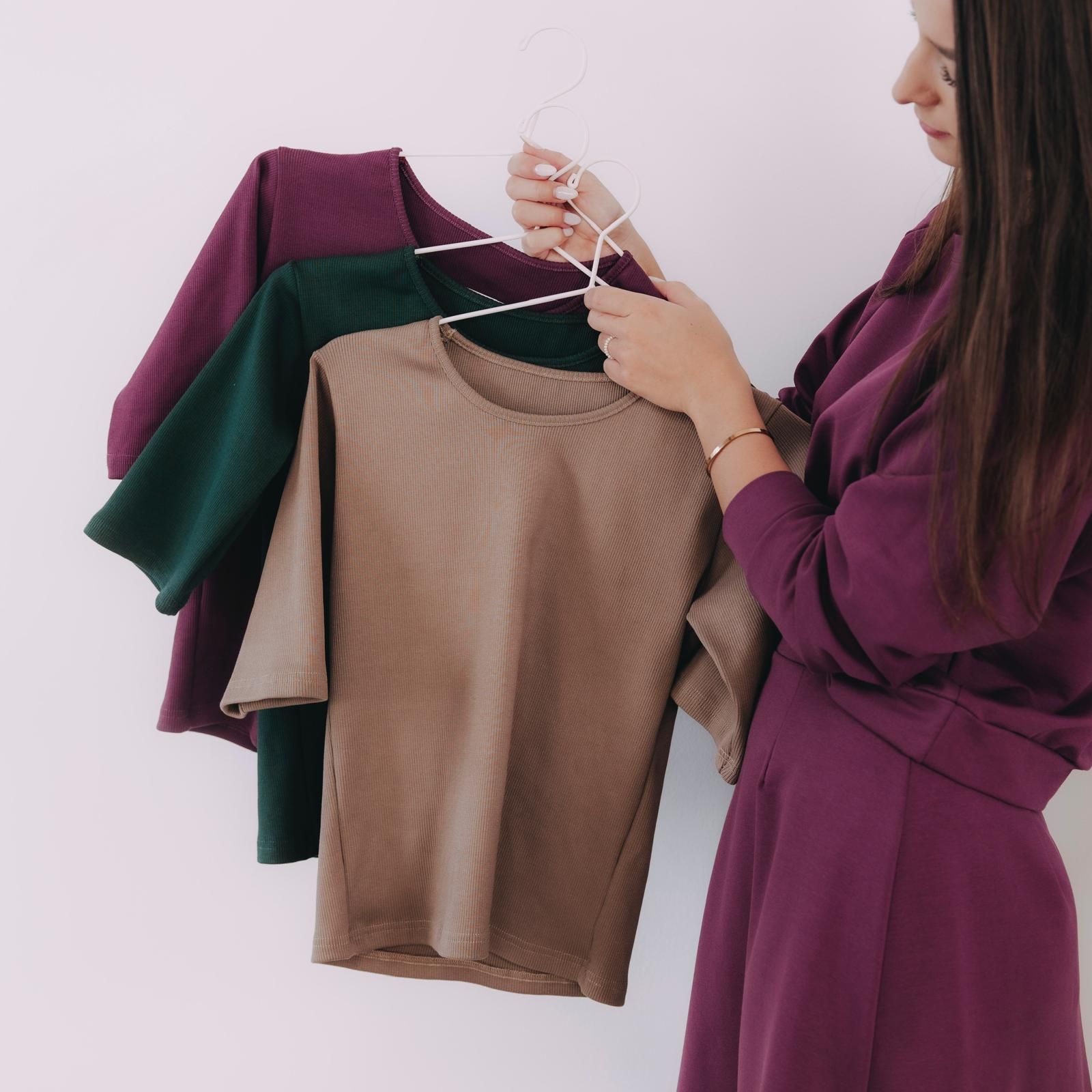 Basic tričko v bordovej, tmavozelenej či hnedej je absolútny must-have tejto jesene. Keď je navyše ušité lokálne a s láskou, prinesie vám aj skvelý pocit na duši. Česká výroba.