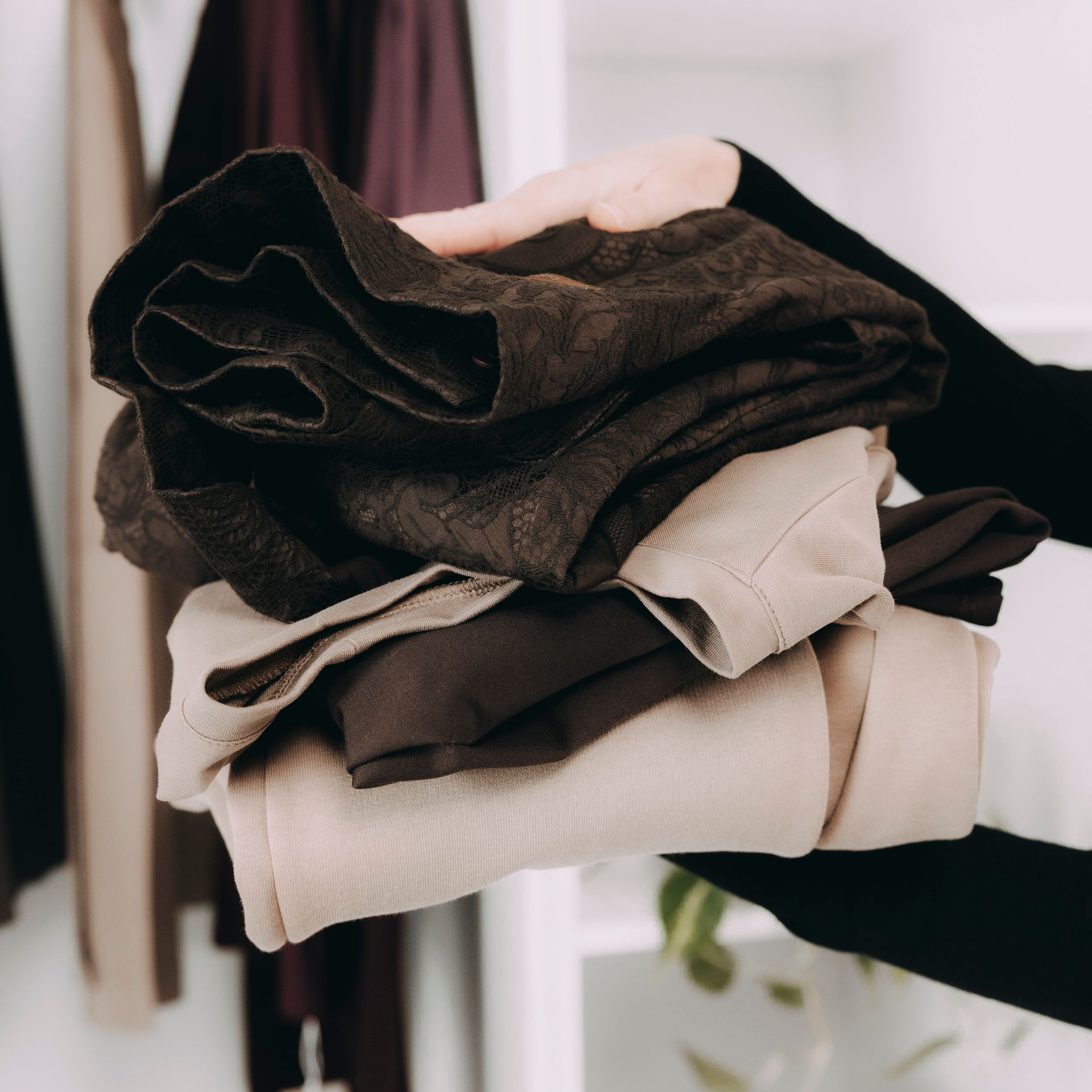 Hnedé Basic tričko a čierna nohavicová sukňa alebo rovno celý komplet v hnedej? Oboje veľmi slušivé a trendy, nielen na túto jeseň. Ušité s láskou v Česku.