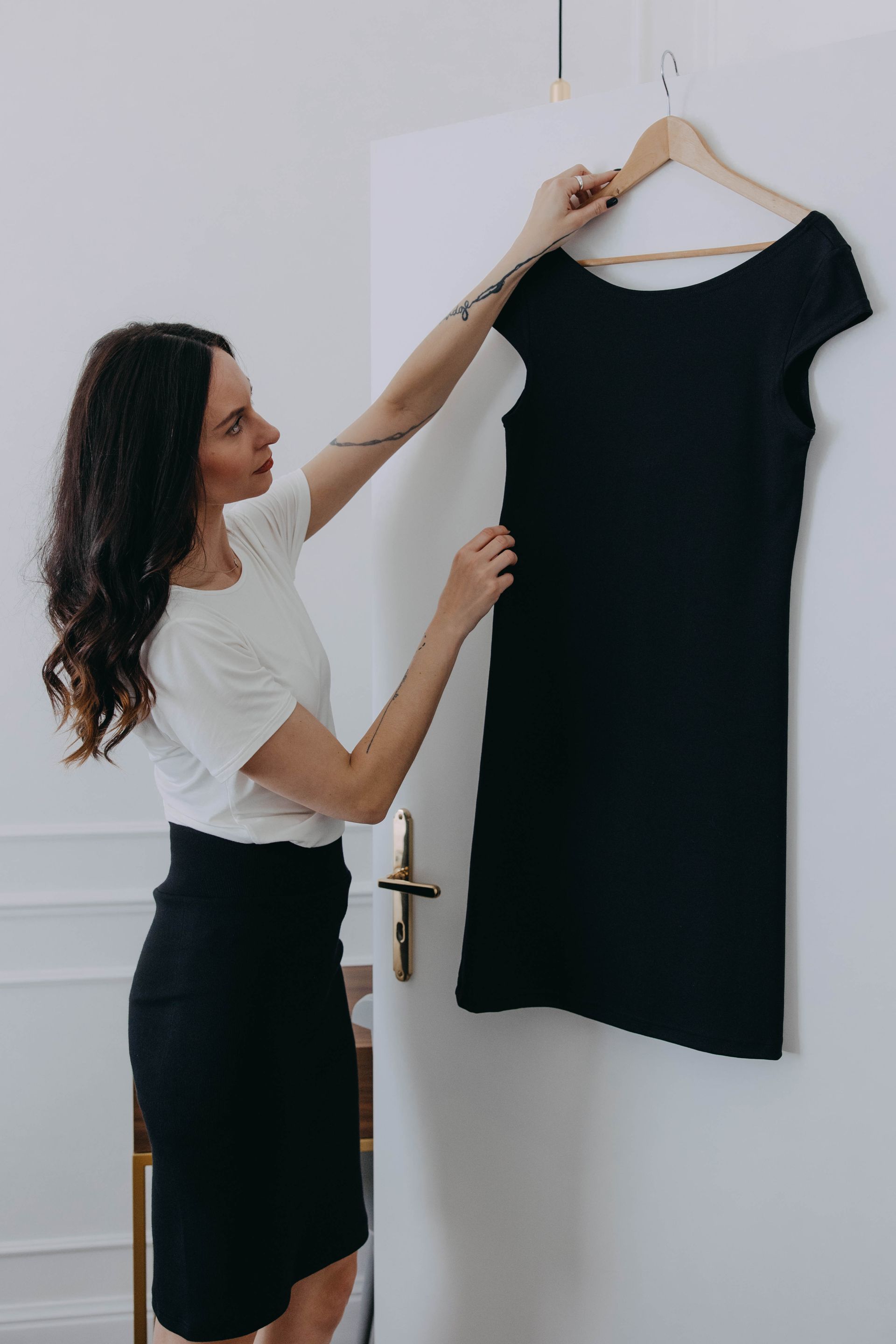 Ivana si vybírá šaty a zaujaly jí jednoduché černé šaty s krátkým rukávem z české kolekce Buga.