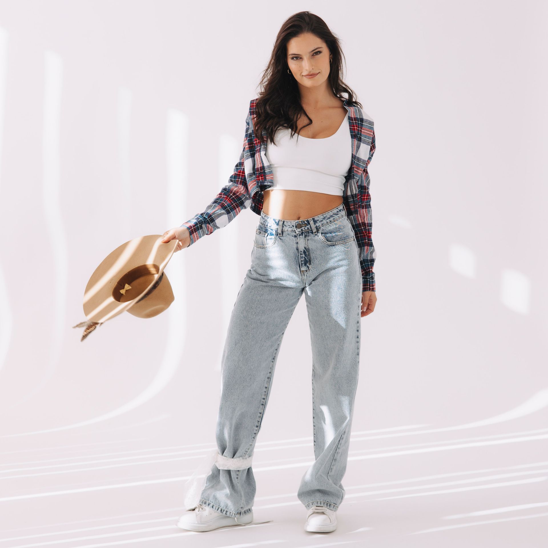 Anička má na sebe komplet z rifľovej kolekcie Blue Soul. Svetlé rovné džínsy Nola, biely crop top Hema a károvanú košeľu Tawia Short Cube. Ušité v Česku.