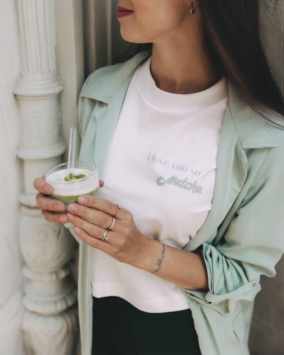 Světle zelené sáčko Chima je inspirováno oblíbeným nápojem matcha. Spolu s tričkem s nápisem "I love you so - matcha" patří do kolekce Mood od české značky Buga.