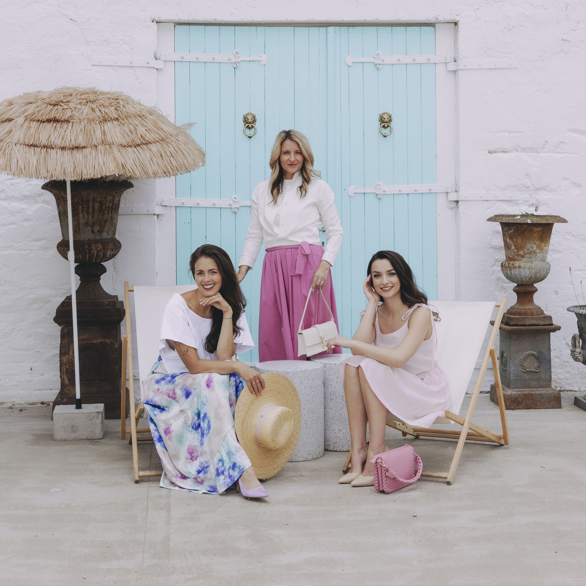 Nejlepší outfit na svatbu? Ten co využijete i do práce či na dovolenou. Topy, košile, sukně, široké kalhoty - vše z dílny Buga