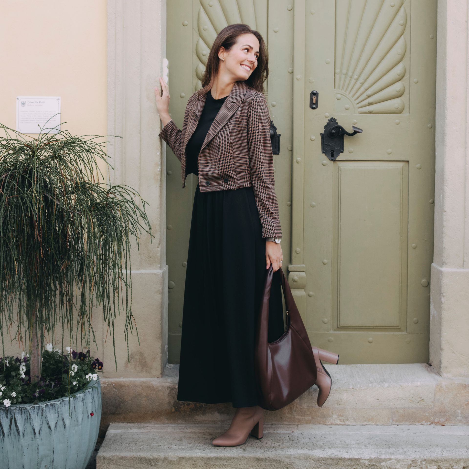 Hnedá je farba tohtoročnej jesene! Objavte, ako naše kockované sako a hnedá kabelka dokonale oživia klasické čierne šaty. Vytvorte elegantný jesenný outfit! Vyrobené v Česku.