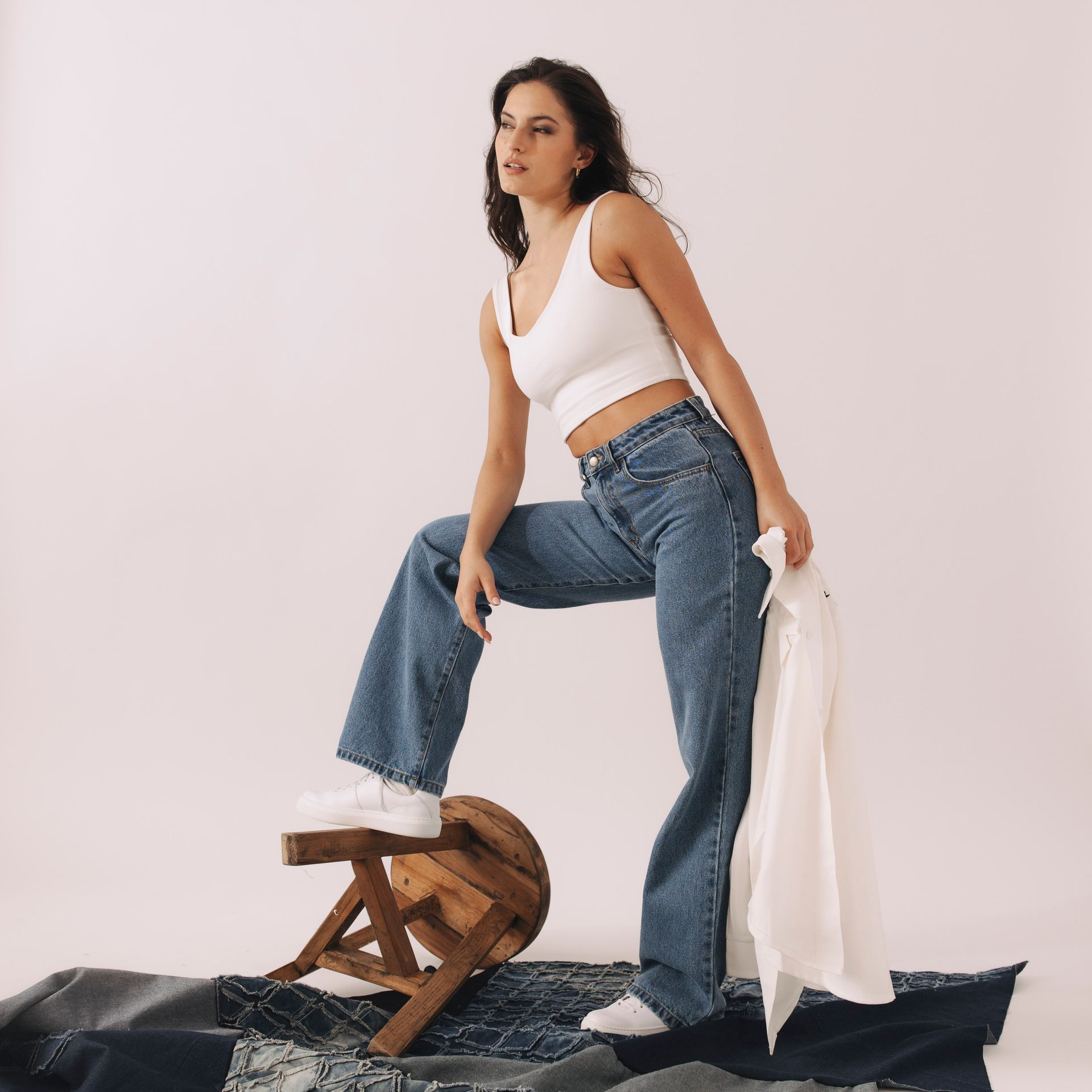 Anička si oblékla krátký bílý top na ramínka a rovné modré džíny, které jí prodloužily nohy téměř do nebes. Ví, že skvěle padnoucí džíny budou jejím základem minimalistického šatníku na dlouhé roky. 