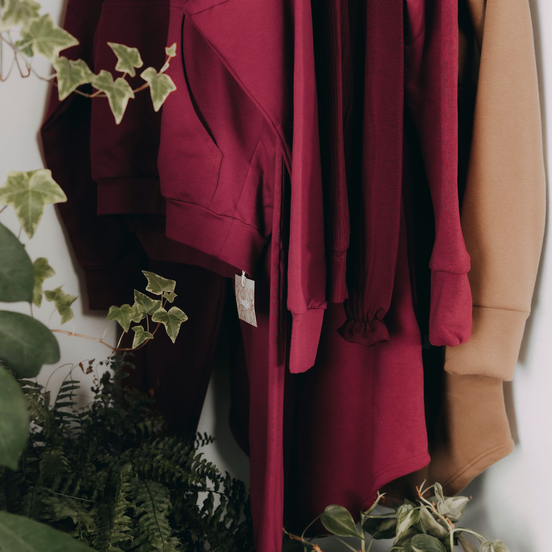 Podzimní šatník potřebuje svou vínovou. Stačí málo a budete cítit tu správnou cozy atmosféru a dobrý pocit, že máte kousek z české dílny Buga.