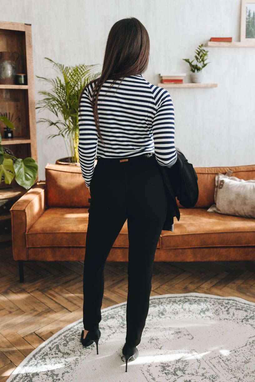 Anet má na sobě při své výšce 170 cm velikost XS ve standardní délce.