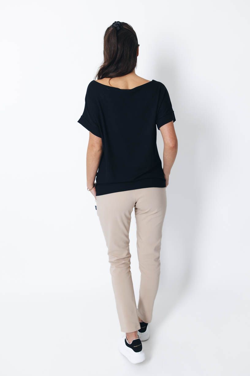 Kačka má na sobě při své výšce 170 cm velikost XS.