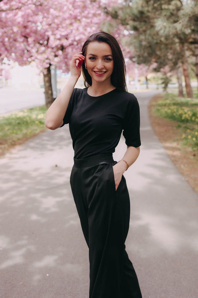 Kačka má na sobě při své výšce 170 cm velikost XS.