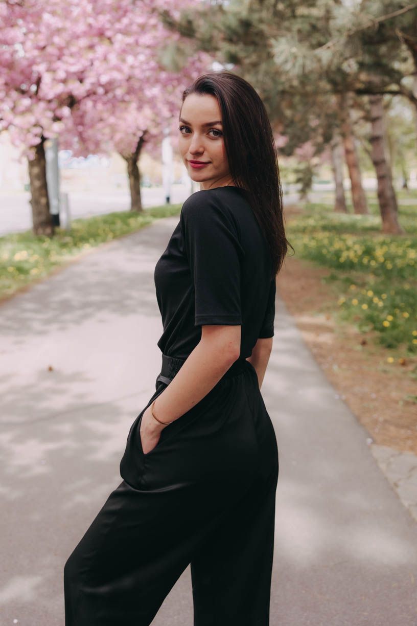 Kačka má na sobě při své výšce 170 cm velikost XS.