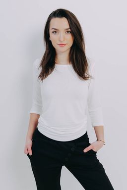 Kačka má na sobě při své výšce 170 cm velikost XS.