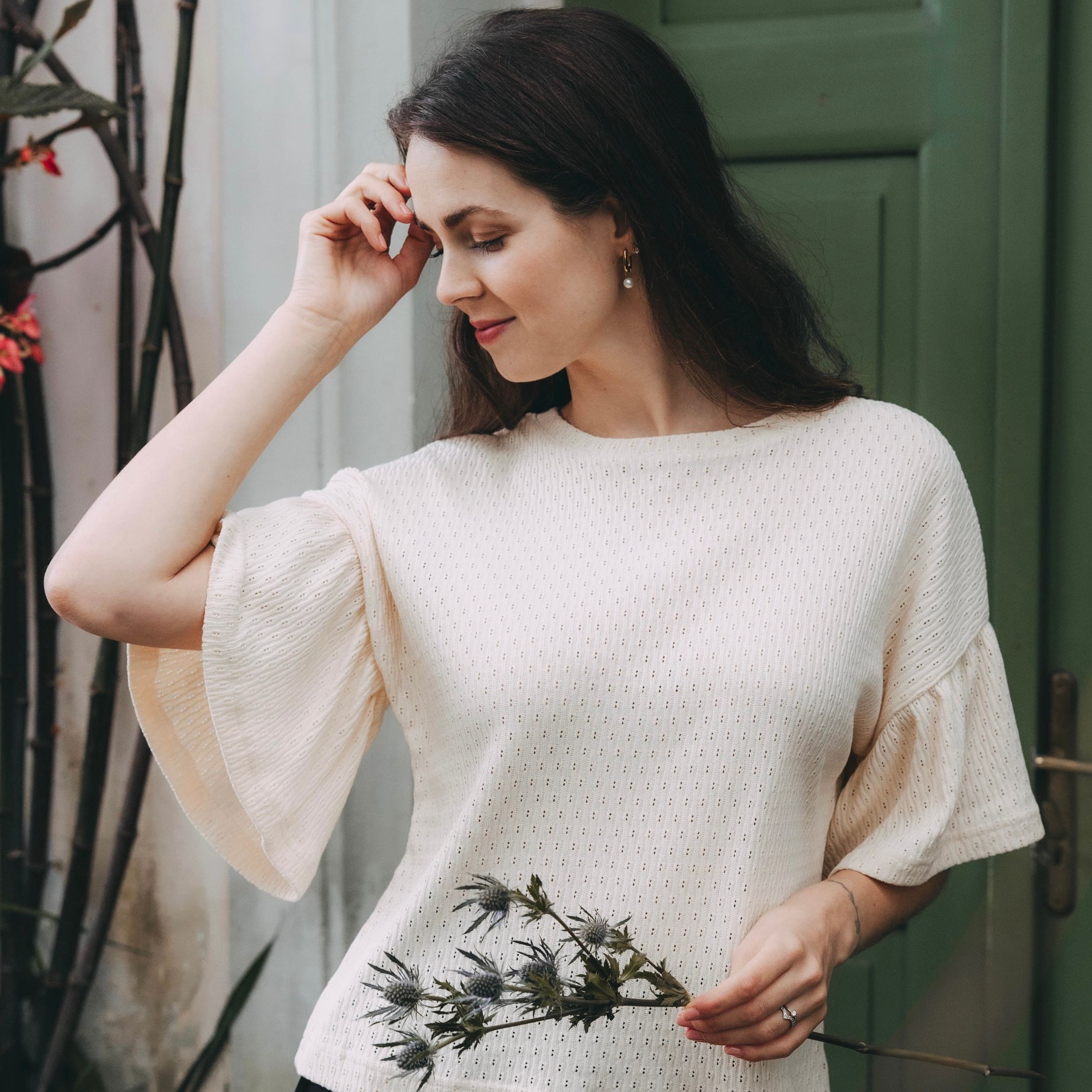 Světlé tričko s volánkovými rukávy z Pure kolekce se stane vaší závislostí. Organický materiál, jemný vzor a skvělý střih.