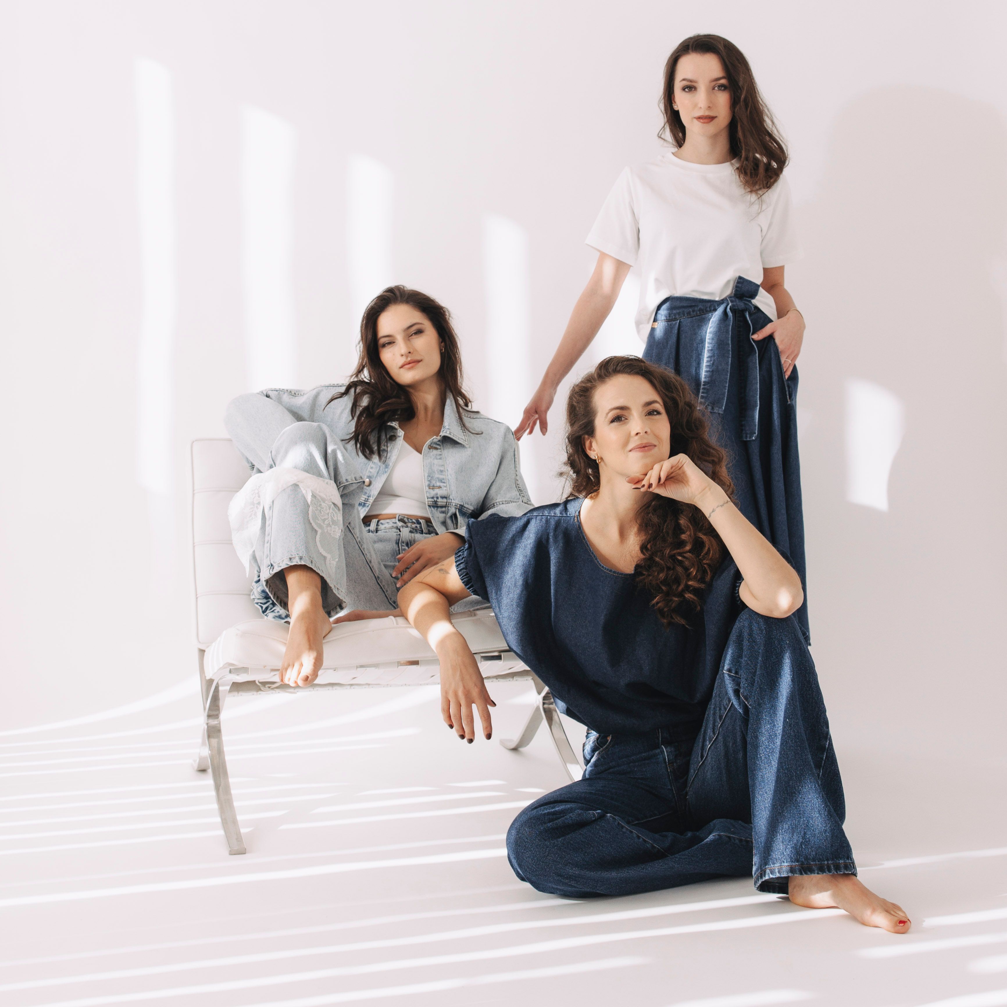 Kolekce Blue Soul není jen o skvěle padnoucích džínách. Objevíte v ní i naše ikonické sukně Mawe, topy, džínovou bundu, šátky, pásky a mnoho dalšího. Ušito s láskou v Česku, s láskou k udržitelnosti.