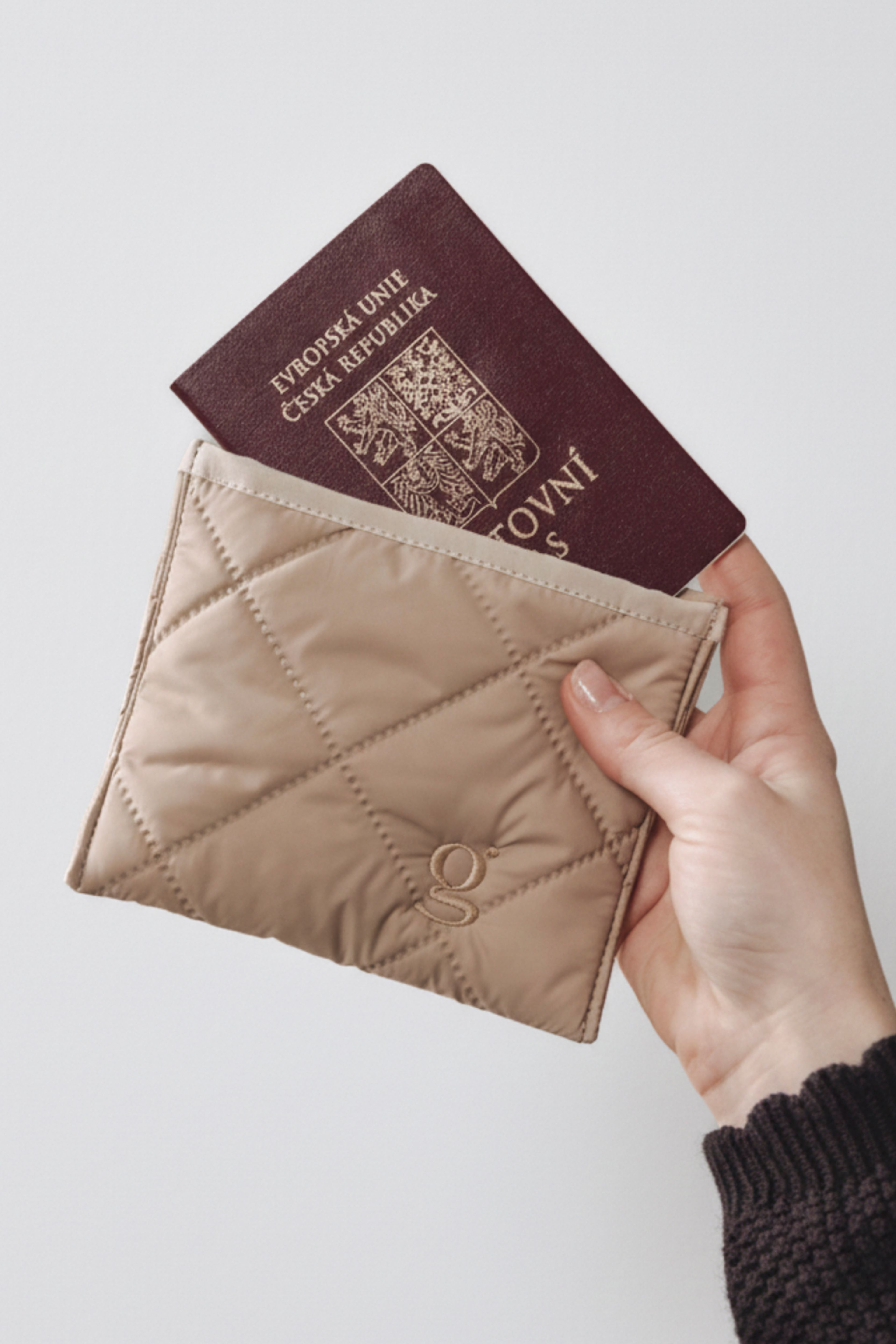 Zana Passport Sleeve Beige