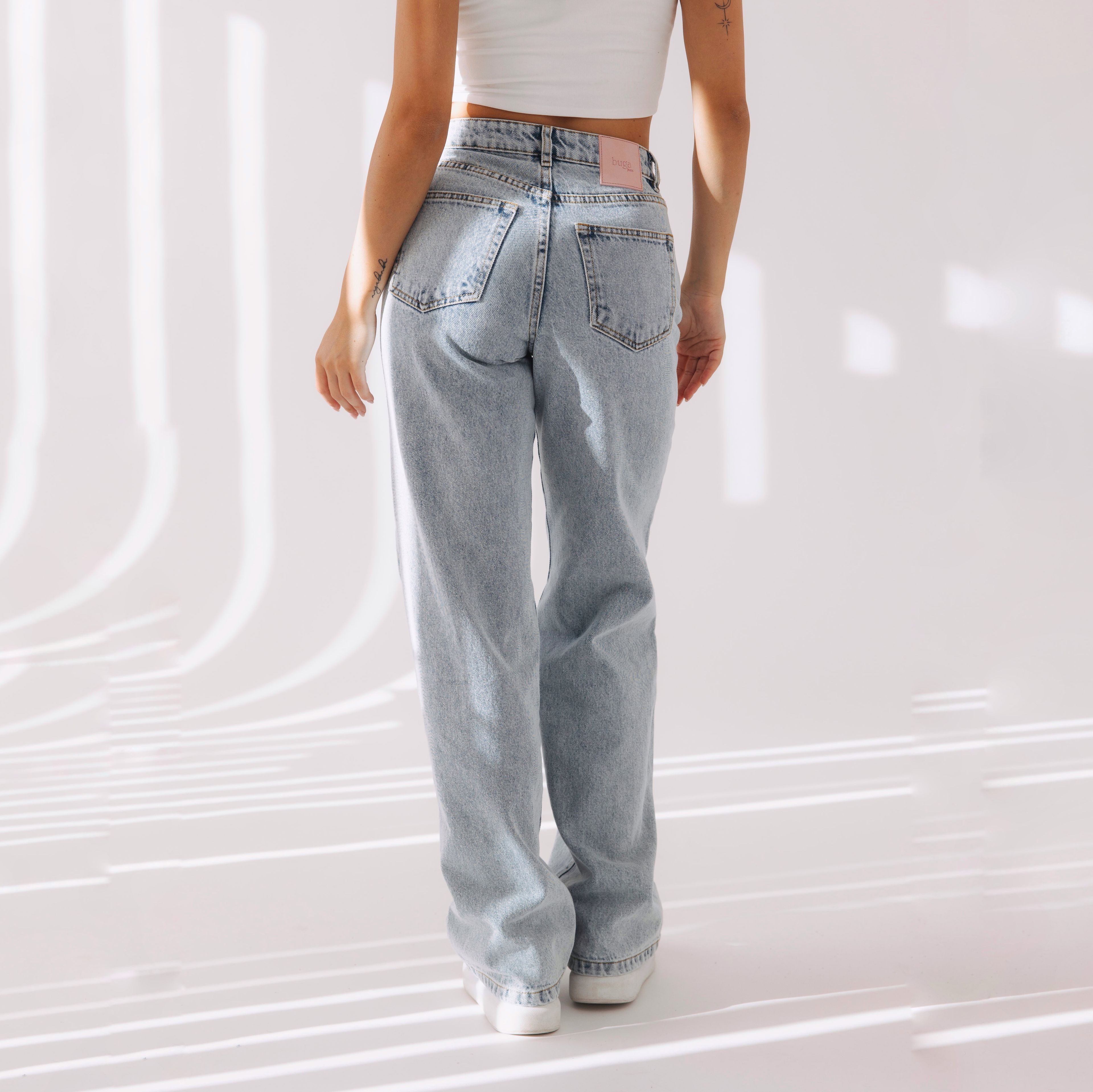 Straight jeans Nola svým střihem padnou téměř každé postavě. Jsou ušité tak, že zvýrazní úzký pas, vytvoří krásný zadek a prodlouží i krátké nohy. Víme, že skvěle padnoucí džíny jsou pilířem každého minimalistického šatníku.