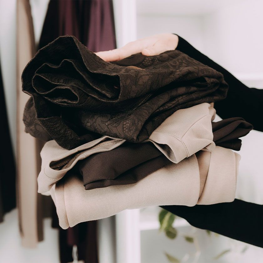Barva, která je jako stvořená pro minimalistický a udržitelný šatník? Hnědá. Trendy odstín, který nebude jen ležet ve vaší skříni. Koukněte na naše kousky, které šijeme v Česku.