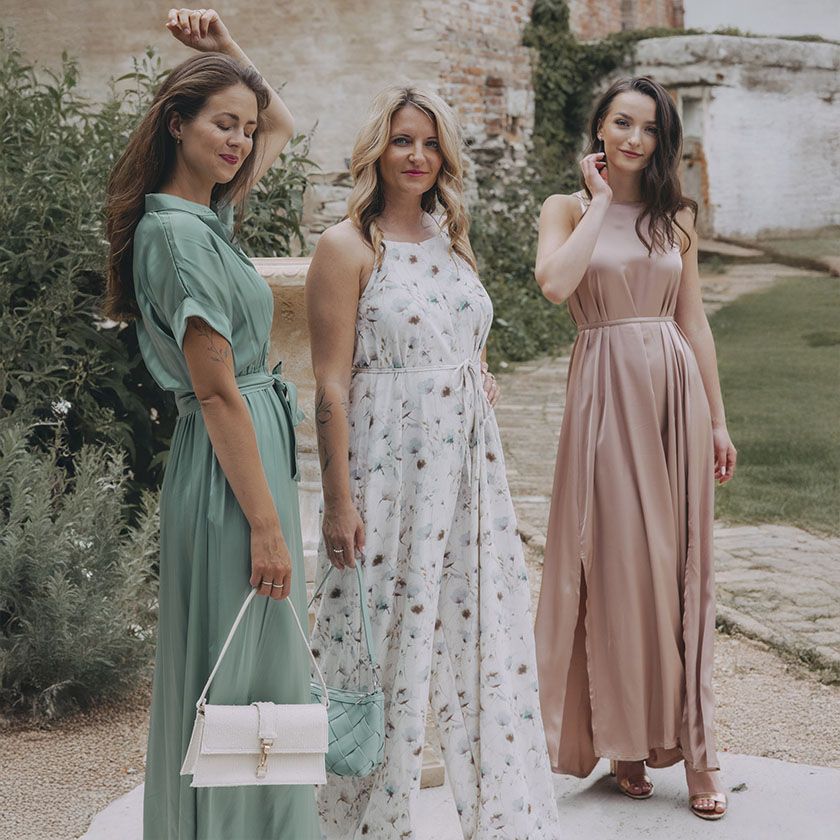 Tři varianty skvělého outfitu na svatbu i na pláž. Dlouhé mintové košilovky z eko materiálu, rozevláté starorůžové šaty s odhalenými zády a stylový overal na ramínka. Vše ušito lokálně - v Česku.