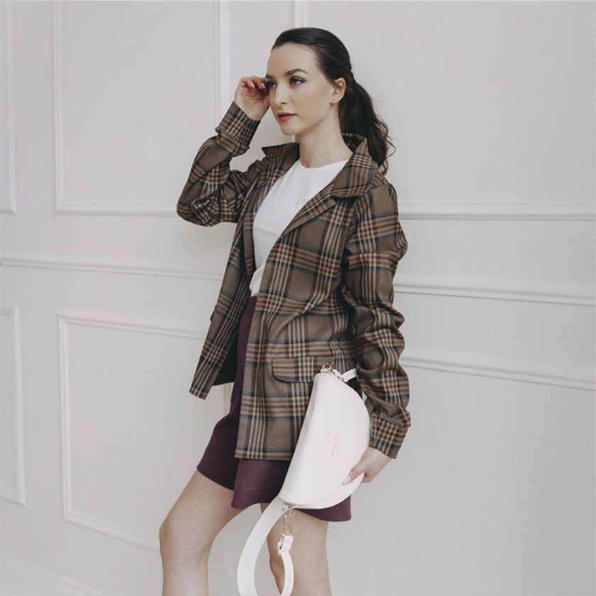 Hnědé oversized sáčko Ikenna si skvěle rozumí s vínovými kraťasy Selas - ušito v Česku