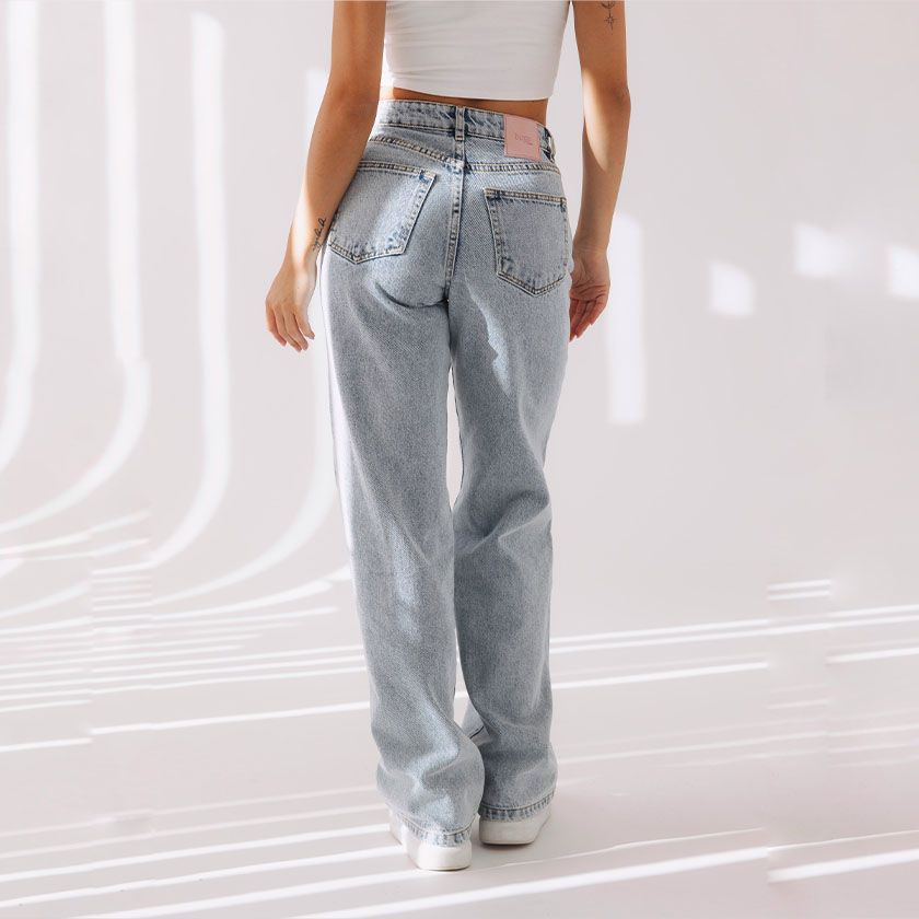 Straight jeans Nola svojím strihom sadnú takmer každej postave. Sú ušité tak, aby zvýraznili úzky pás, vytvarovali krásne pozadie a opticky predĺžili aj kratšie nohy. Vieme, že perfektne padnúce džínsy sú pilierom každého minimalistického šatníka.