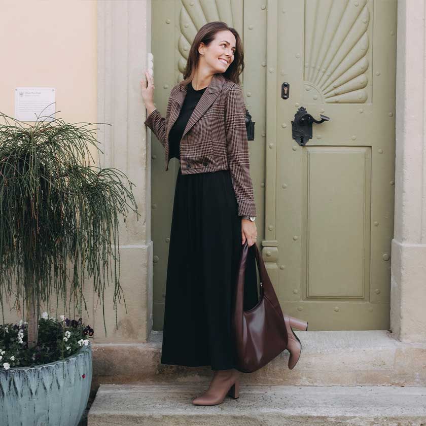 Hnedá je farba tohtoročnej jesene! Objavte, ako naše kockované sako a hnedá kabelka dokonale oživia klasické čierne šaty. Vytvorte elegantný jesenný outfit! Vyrobené v Česku.