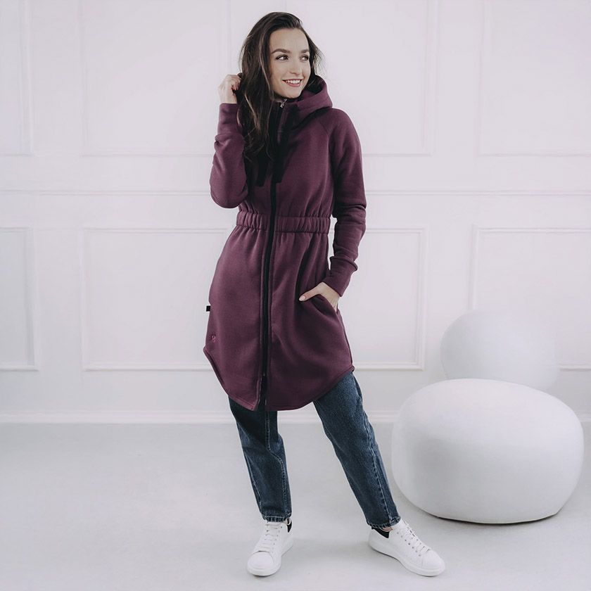 Vínový mikinový kabátik na zips s veľkou kapucňou, vreckami a gumou v páse. Trendy jesenný kúsok pre vaše pohodlie z kolekcie Buga.