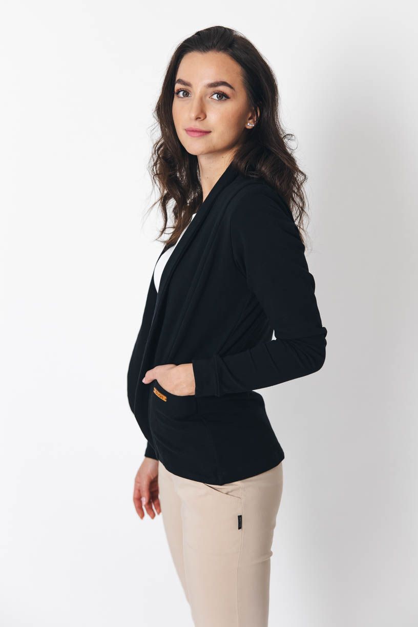 Kačka má na sobě při své výšce 170 cm velikost XS.