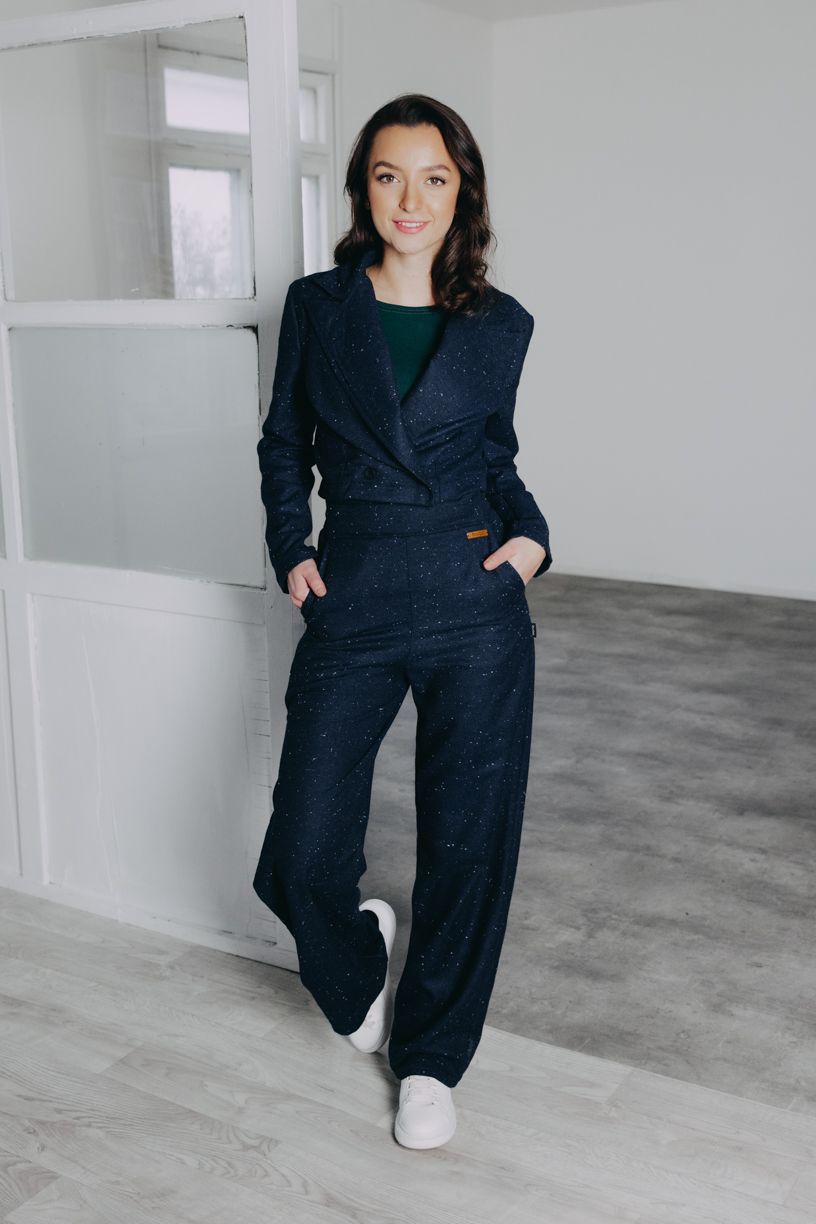 Kačka má na sobě při své výšce 170 cm velikost XS.