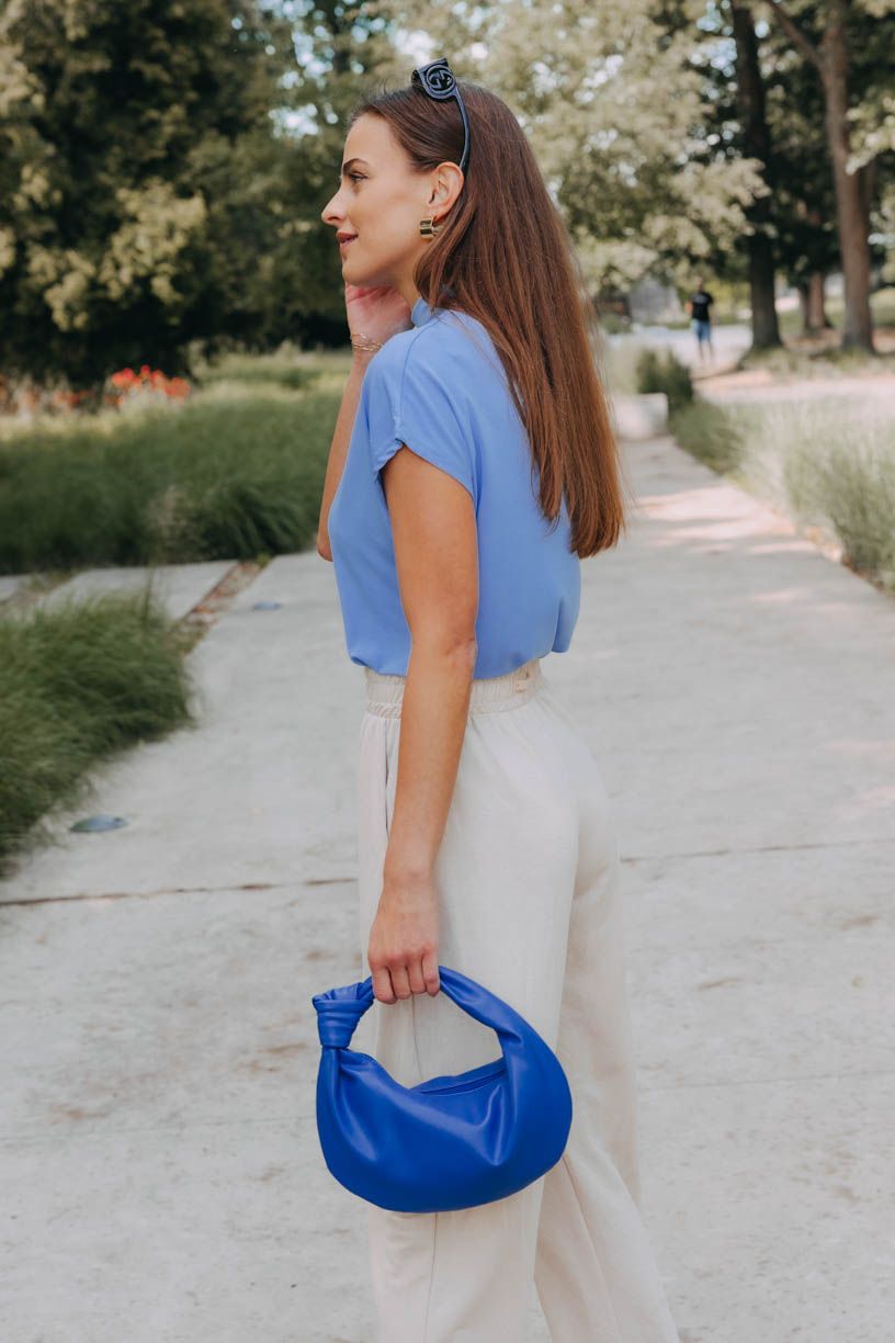 Zuzka má na sobě při své výšce 168 cm velikost XS.