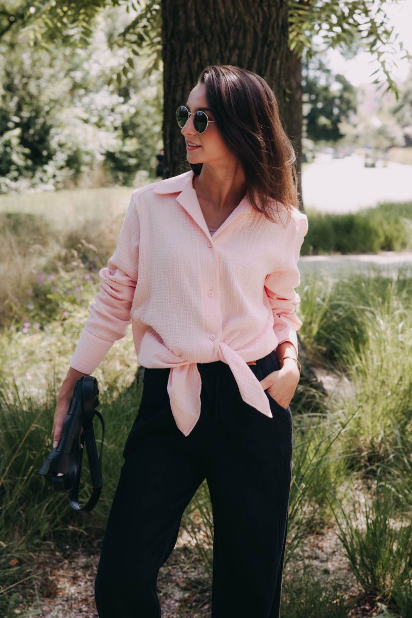 Kačka má na sobě při své výšce 170 cm velikost XS.