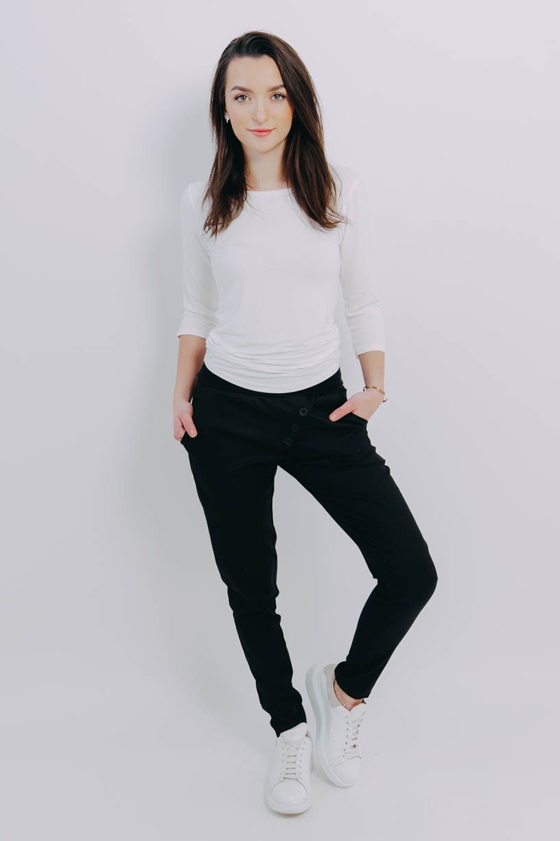 Kačka má na sobě při své výšce 170 cm velikost XS.