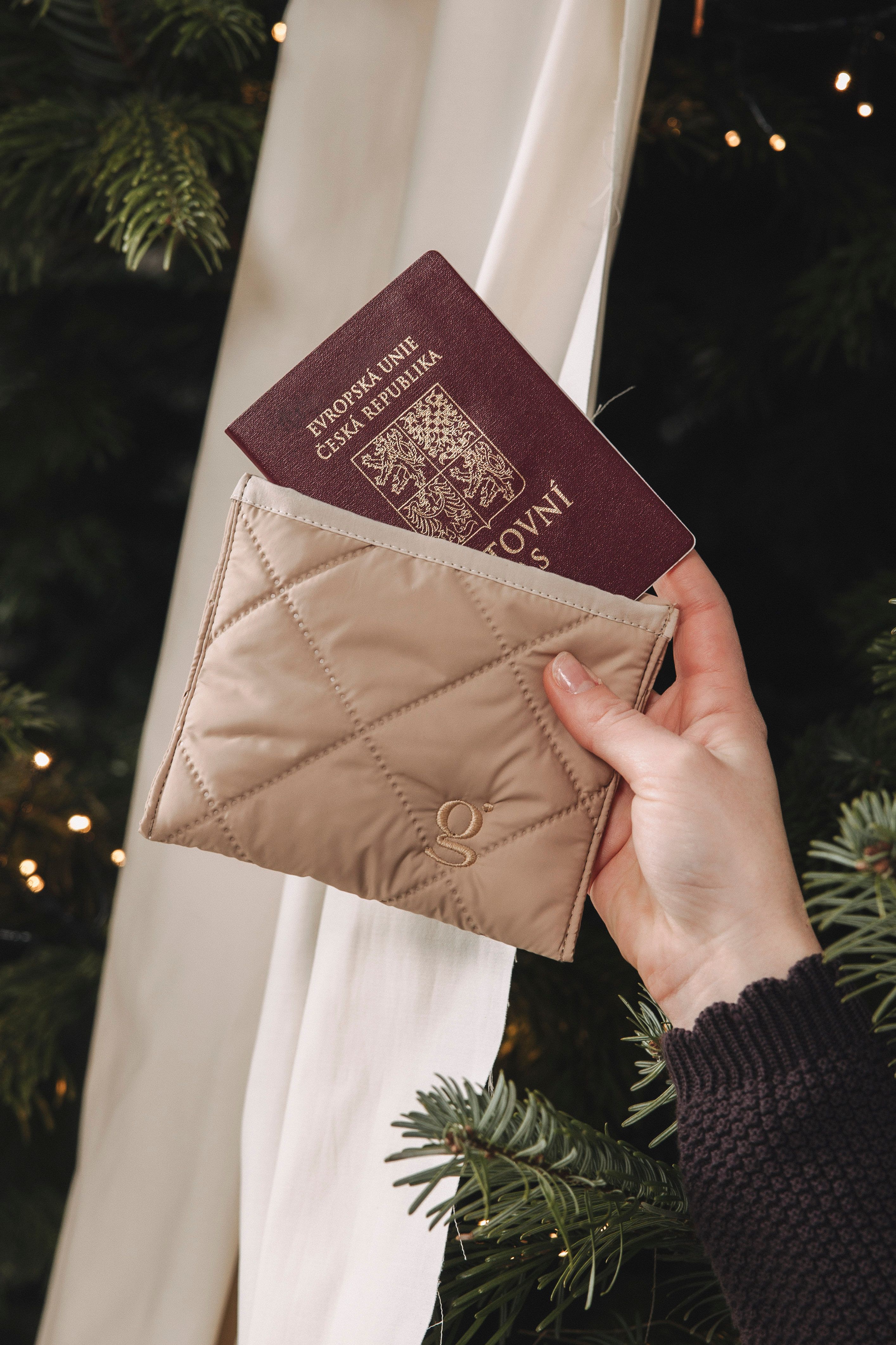 Zana Passport Sleeve Beige