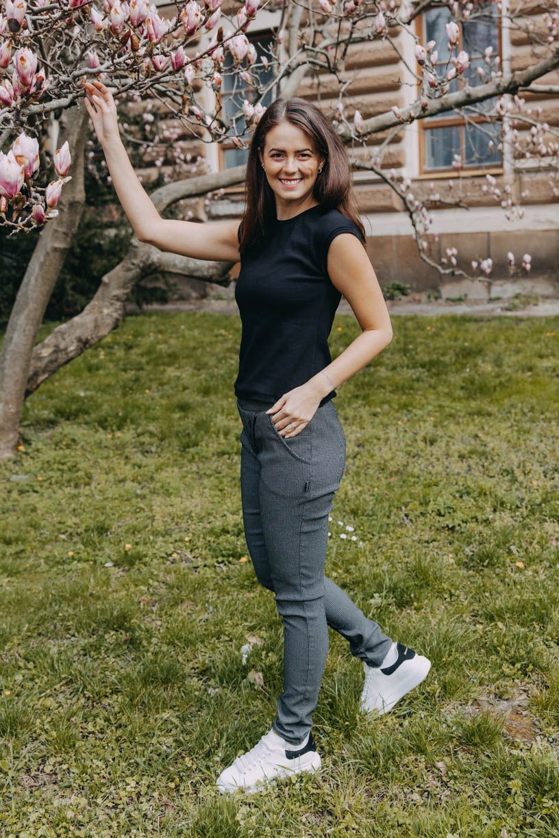 Káťa má na sobě při své výšce 170 cm velikost XS ve standardní délce. 