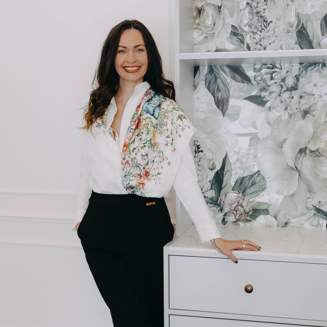 Bílá košile - základ minimalistického šatníku. Volně, zavázaná, ke kalhotám i na černé šaty. Z kolekce české značky Buga.