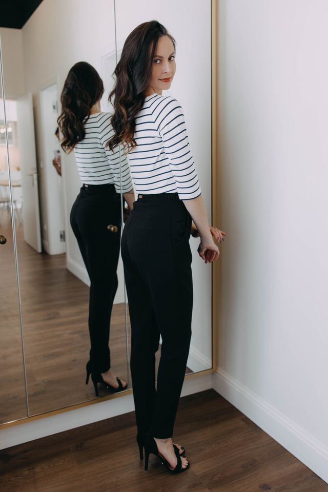 Skvěle padnoucí černé kalhoty jsou základem minimalistického šatníku. Pohodlné černé kalhoty dokážete zkombinovat pro každou příležitost. Ušité v Česku.