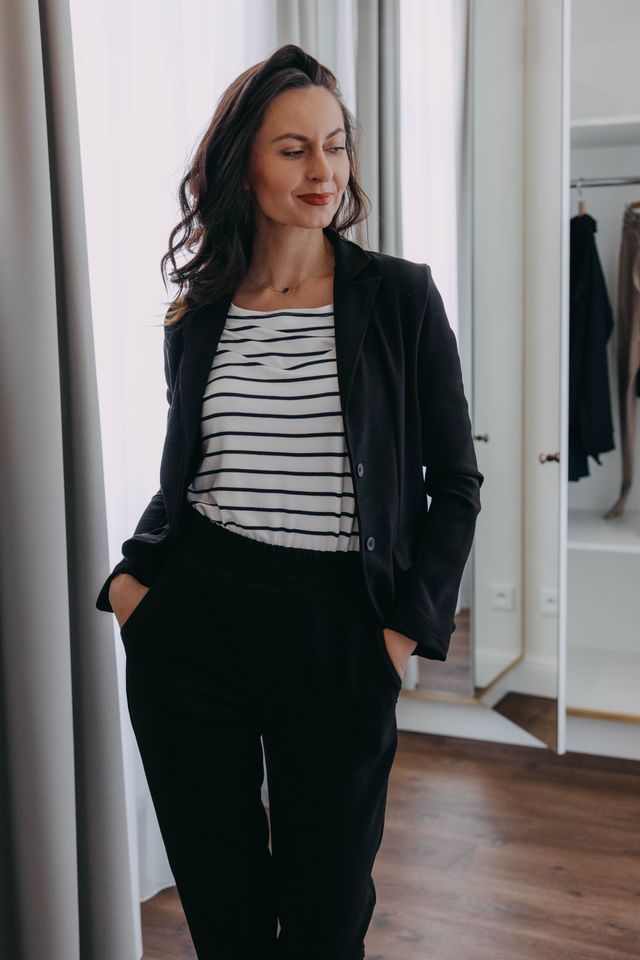 Ivana si oblékla černé sáčko s černými kalhotami a pruhovaným tričkem. Vytvořila tak funkční a slušivý outfit od české značky Buga.