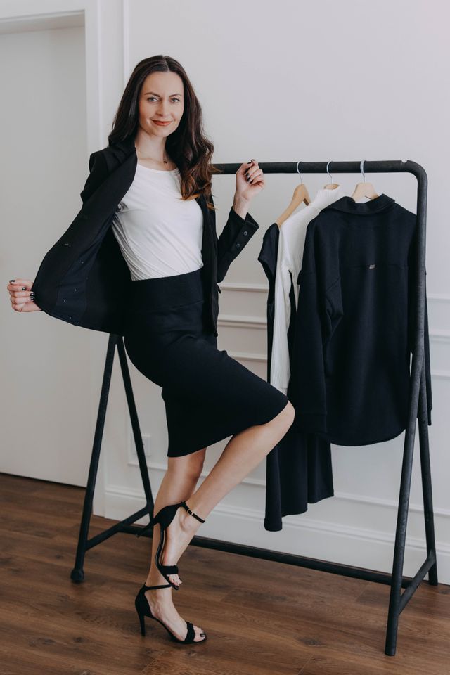 Ivana oblékla černé sáčko Chanya k černé pouzdrové sukni a bílému tričku. Vytovořila tak pohodlný a funkční komplet do práce, do města i na večírek.