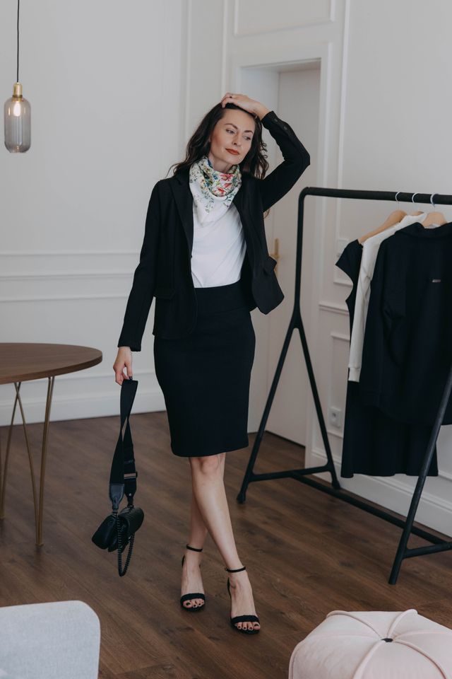 Černé sako je základem minimalistického šatníku. Černé sako je investice do udržitelné módy, která funguje ke kalhotám, šatům i džínům.