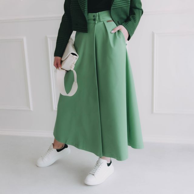 Světle zelená midi sukně Luo je elegantní kousek od české značky Buga.