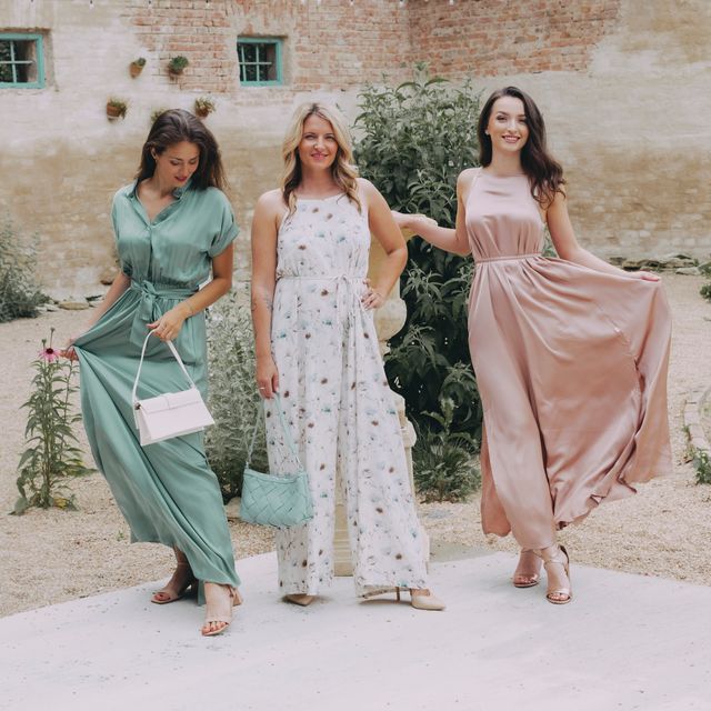 Pastelové šaty a květinový overal vám roztančí každý krok. Dlouhé střih, rozparky, pásky - zkrátka promyšlené do posledního detailu a ušité v Česku. 