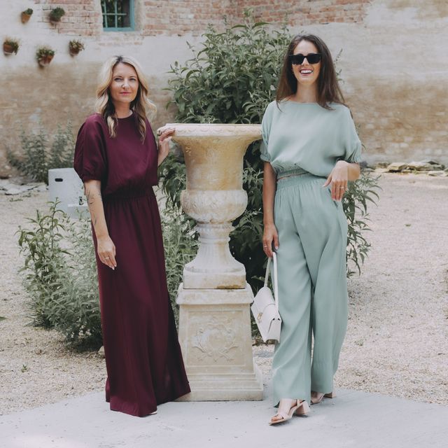 Bali kolekce je láska. Top Geeti s gumou v pase i na rukávech si skvěle rozumí se sukní i kalhotami. V odstínech bordó a světle zelené jsou krásné a praktické.