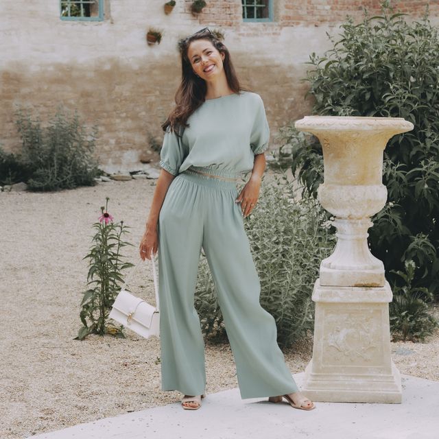 Světle zelený komplet crop topu do gumy a širokých kalhot je skvělý na letní svatbu, do práce i na dovolenou k moři. Ušité z lehkého materiálu a v Česku.