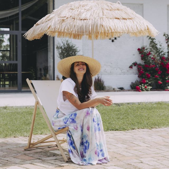 Káťa si užívá dne v bílém topu a dlouhé sukni s akvarelovým vzorem - oboje od lokální značky Buga.