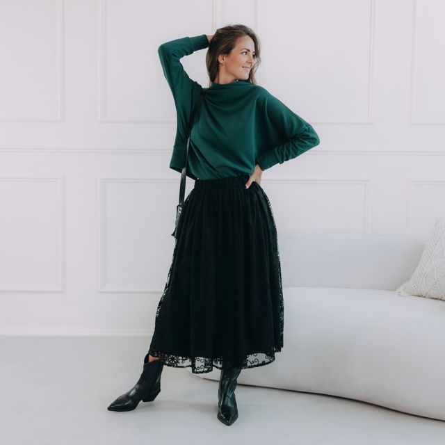 Dámská tmavě zelená mikina se stojáčkem a černá elegantní sukně. Skvělý komplet pro letošní podzim z kolekce Buga.