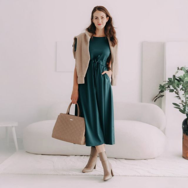 Dámské zelené šaty s krátkým rukávem. Midi délka, příjemný materiál, snadné kombinování - ideální kousek české výroby pro vrstvení se sakem nebo svetrem.