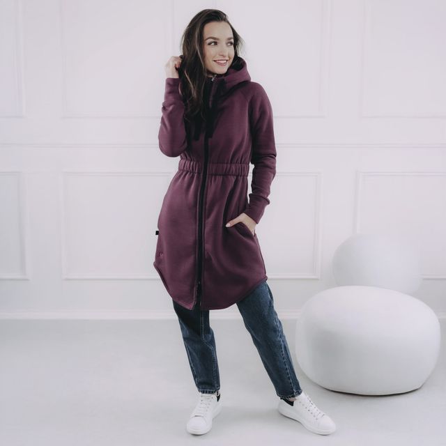 Vínový mikinový kabátik na zips s veľkou kapucňou, vreckami a gumou v páse. Trendy jesenný kúsok pre vaše pohodlie z kolekcie Buga.