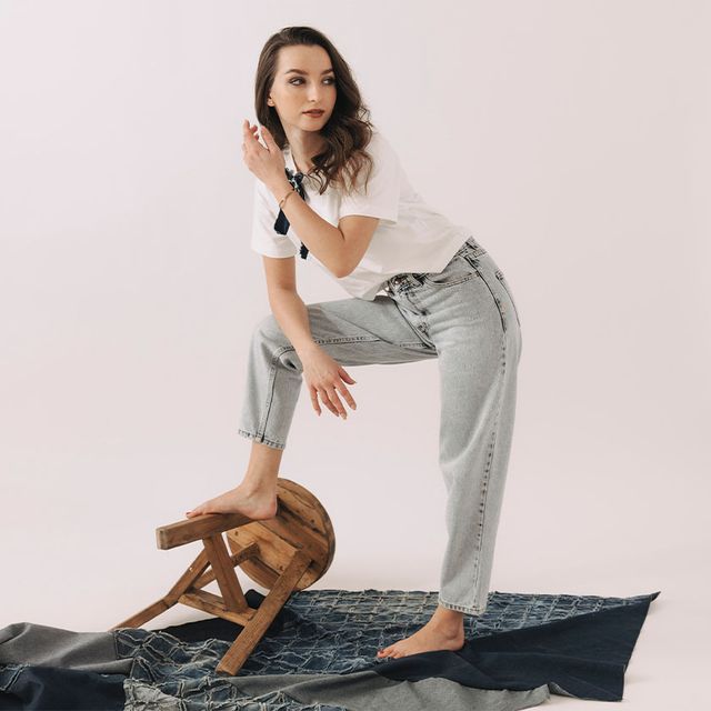 Kačka si obliekla svetlé mom džínsy s bielym basic tričkom, ktoré ozdobila malou rifľovou mašličkou. Vytvorila tak jednoduchý a funkčný outfit, ktorý sa skvele hodí do minimalistického šatníka.