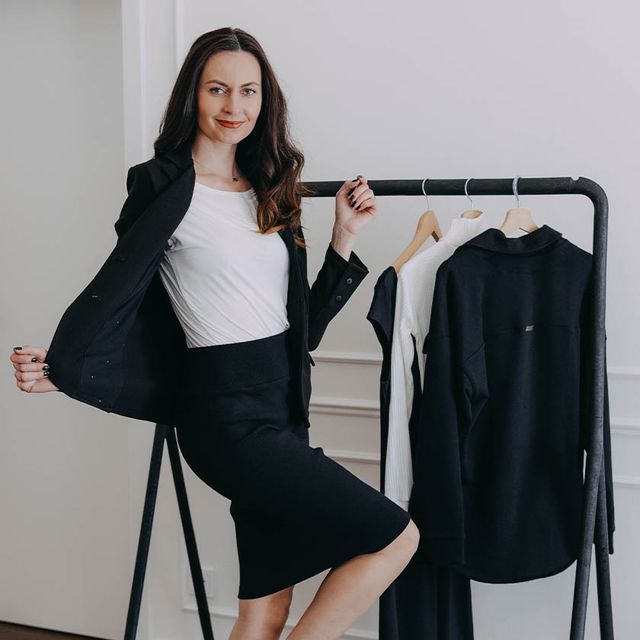 Ivana oblékla černé sáčko Chanya k černé pouzdrové sukni a bílému tričku. Vytovořila tak pohodlný a funkční komplet do práce, do města i na večírek.